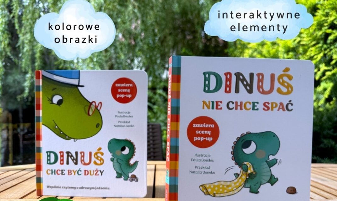Dwie książki Dinuś o dinozaurach na drewnianym stole z elementami interaktywnymi i sceną pop-up.