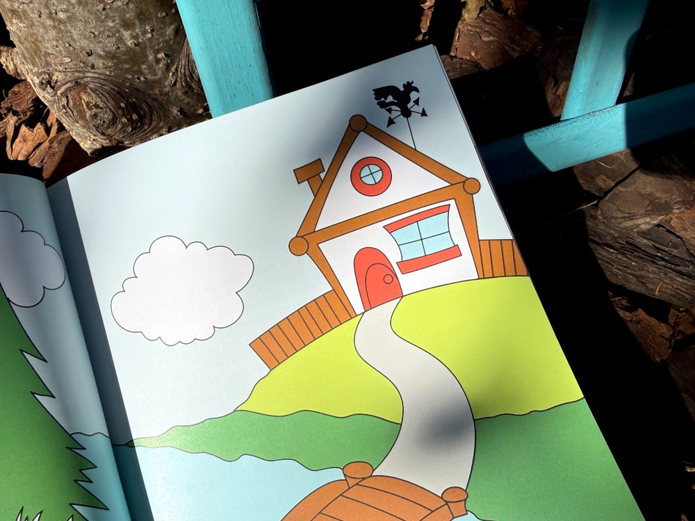 Ilustracja z książki Bajkowy świat Kocicy Złośnicy przedstawiająca leśny domek na tle nieba i chmur