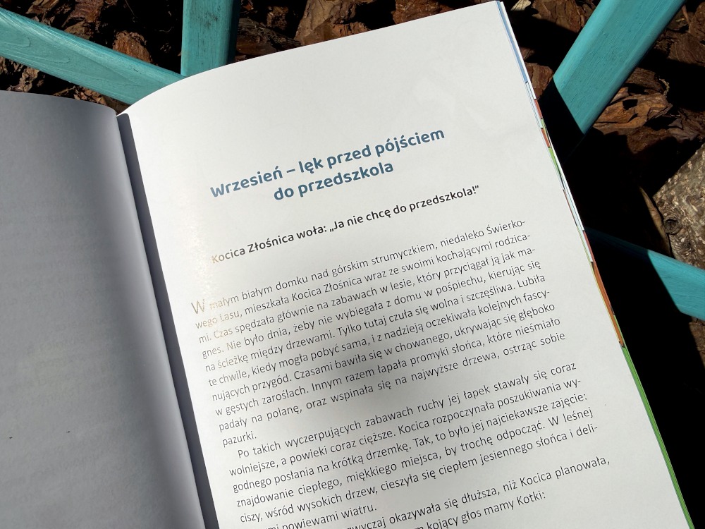 Otwarta strona książki Bajkowy świat Kocicy Złośnicy z rozdziałem Wrzesień o lęku przed przedszkolem