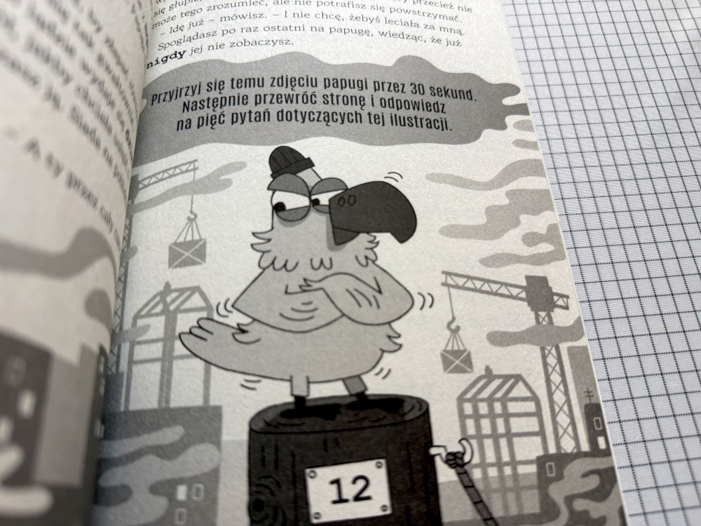 Ilustracja papugi na pachołku numer 12 do zagadki w książce Detektogramy Papuga która wiedziała za dużo
