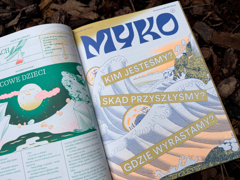 Otwarta strona książki Grzyby. Raport z naszego świata z nagłówkiem Myko i pytaniami o pochodzenie