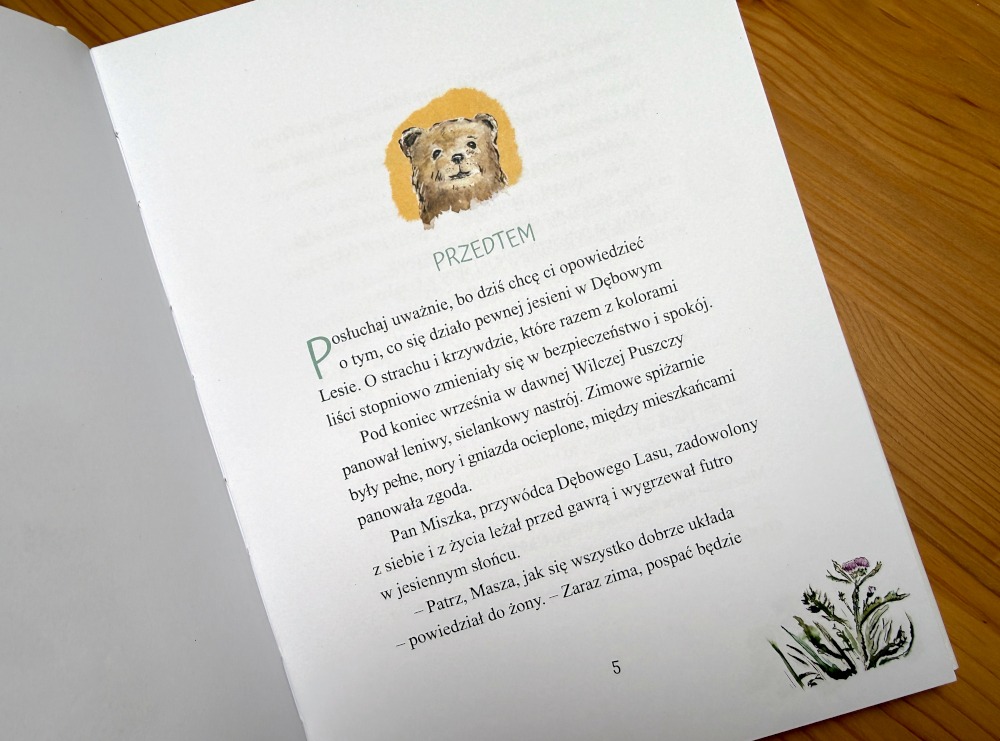 Strona książki Lisek, syn Rudego z ilustracją misia i tekstem o jesieni w Dębowym Lesie.
