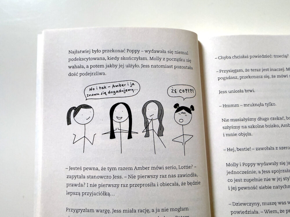 Strona książki Lottie Brooks z komiksowym dialogiem przyjaciółek w dymkach