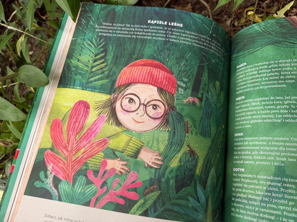 Książka Las Magia natury otwarta na rozdziale Kąpiele leśne z ilustracją dziewczynki w lesie