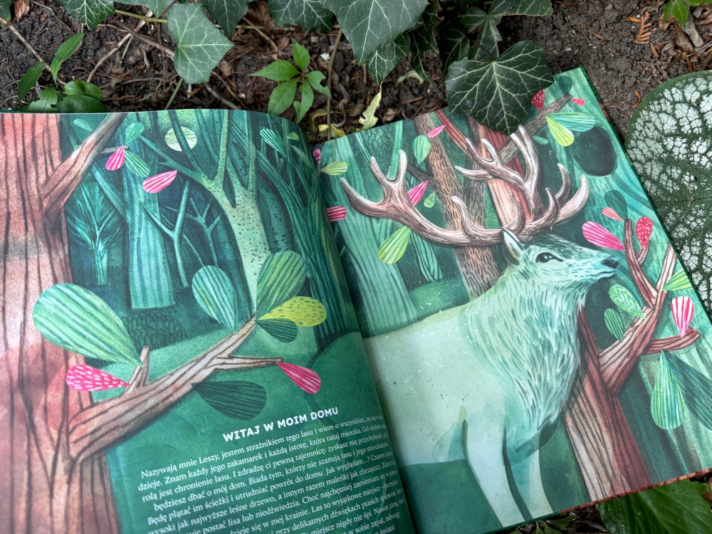 Otwarta książka Las Magia natury na stronie z tekstem Witaj w moim domu i ilustracją jelenia