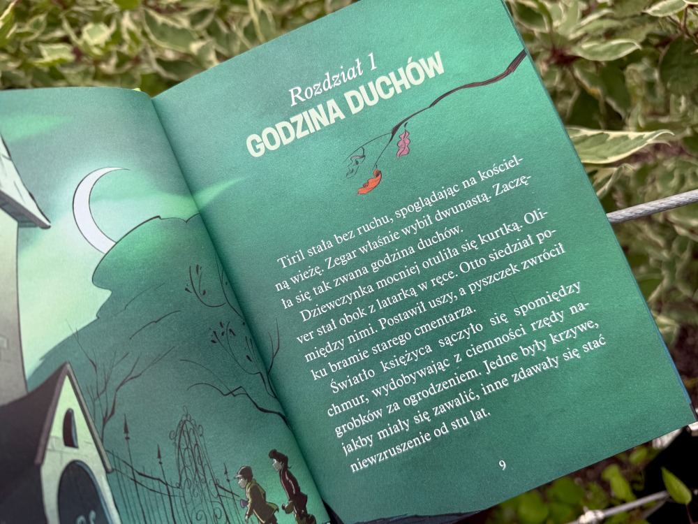 Strona tytułowa pierwszego rozdziału książki Operacja Zombi zatytułowanego Godzina duchów z klimatyczną ilustracją.
