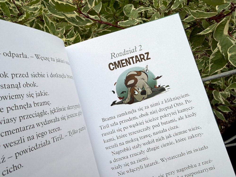 Początek drugiego rozdziału książki Operacja Zombi zatytułowanego Cmentarz z rysunkiem psa Otto w górnej części strony.