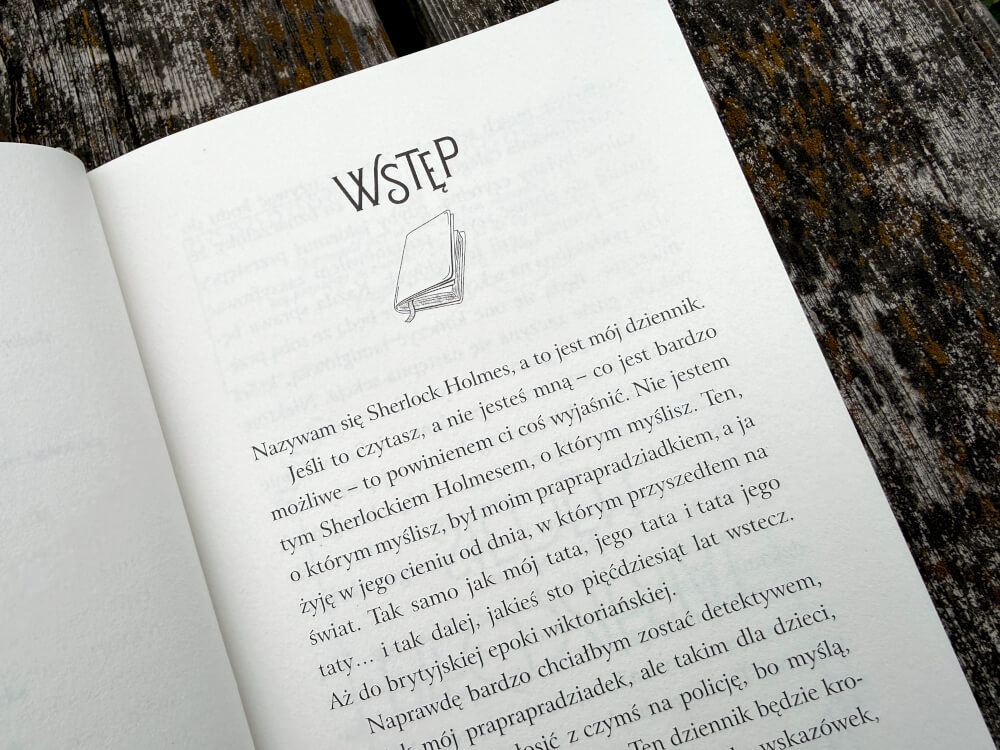 Otwarta książka ze wstępem zaczynającym się od słów: Nazywam się Sherlock Holmes, a to jest mój dziennik. Poniżej nagłówek Wstęp oraz mała grafika notatnika. Tekst jest czytelny.