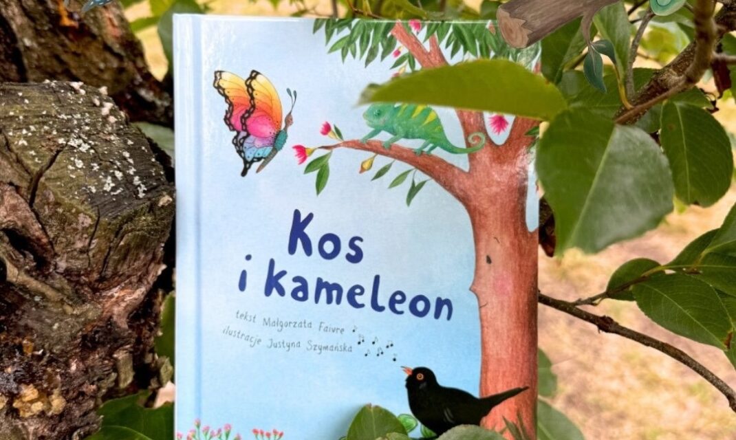 Błękitna okładka książki "Kos i kameleon" z ilustracjami ptaka, gada i motyla wśród gałązek. W rogu naklejka "wiek 6+".