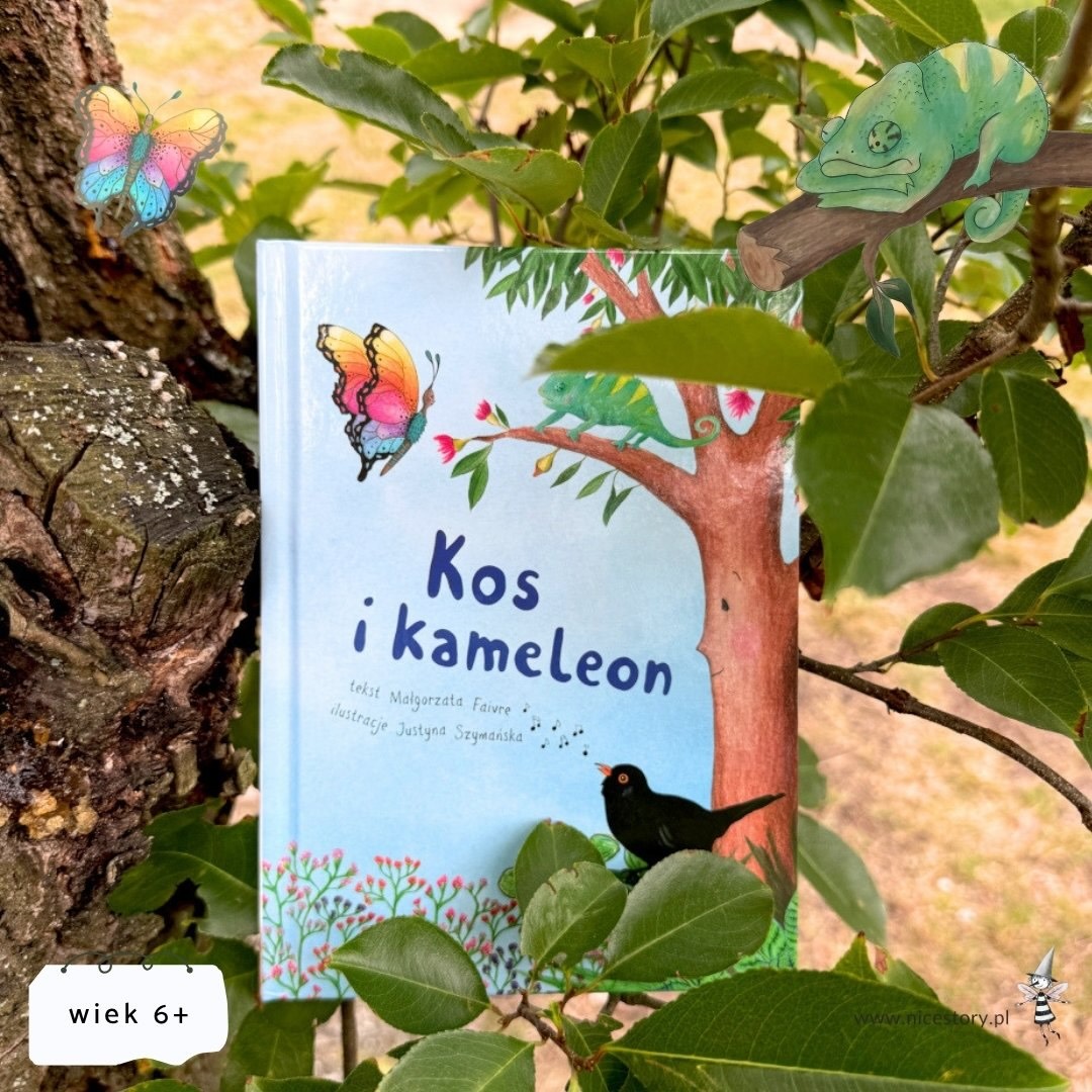 Błękitna okładka książki "Kos i kameleon" z ilustracjami ptaka, gada i motyla wśród gałązek. W rogu naklejka "wiek 6+".