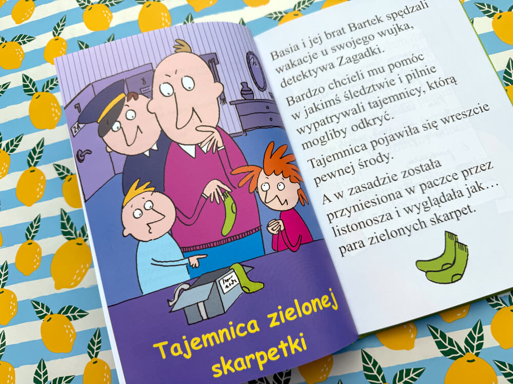 Ilustracja książki Tajemnica zielonej skarpetki przedstawiająca wujka i dzieci z paczką listonosza.