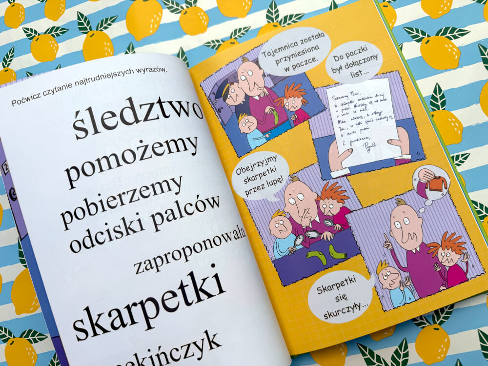 Strona książki z dużym napisem „śledztwo pomożemy pobierzemy odciski palców zaproponowała skarpetki” oraz ilustracją trójki bohaterów badających list i lupę.