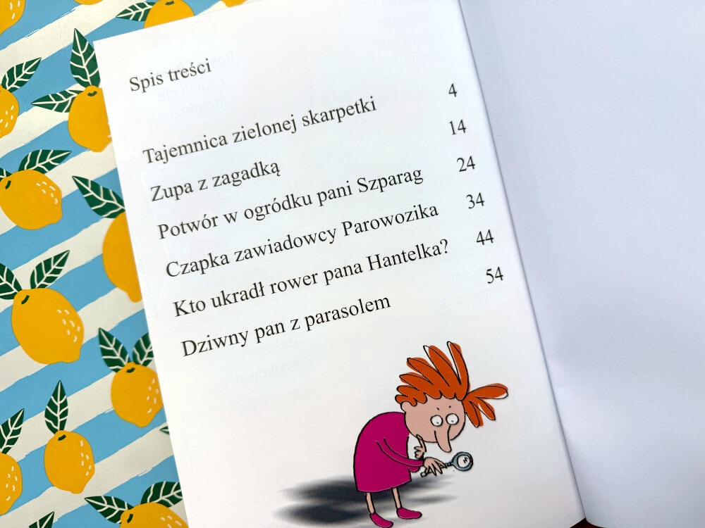 Spis treści książki Tajemnica zielonej skarpetki z tytułami rozdziałów i postać z lupą