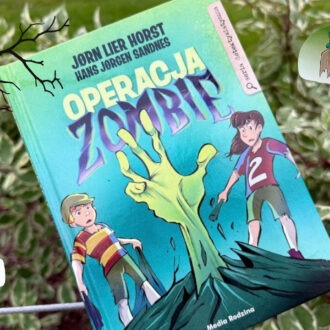 Okładka książki Operacja Zombi Jørna Liera Horsta, przedstawiająca zieloną rękę zombi wychodzącą z grobu w nocy.
