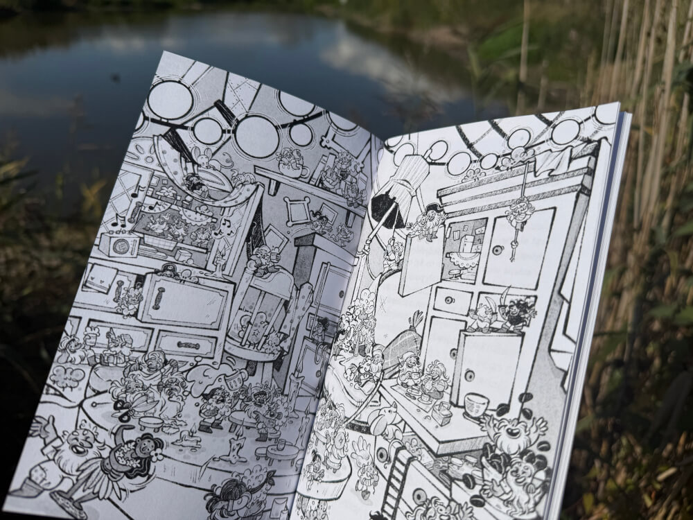 Ilustracja w skali szarości przedstawiająca dom pełen skrzatów i dziwnych przedmiotów.