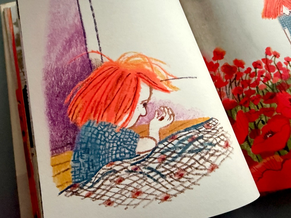 Malarska ilustracja w książce Łatka i ja pokazująca dziewczynkę siedzącą przy ścianie w pokoju.