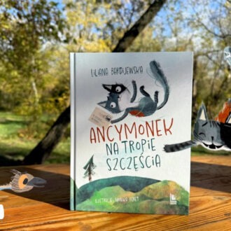Okładka książki Ancymonek na tropie szczęścia Liliany Bardijewskiej na tle ogrodu z oznaczeniem wiek 6+.