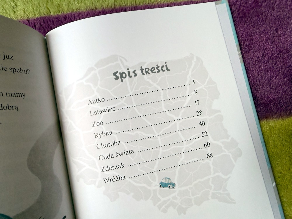 Spis treści rozpisany na tle konturów Polski w pięknej książce dla najmłodszych zatytułowanej Autko mamy.