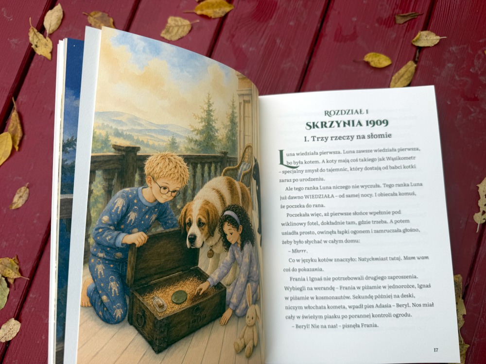 Rozdział pierwszy powieści Przygoda w Karkonoszach z ilustracją dzieci i psa Odkrywców otwierających dębową skrzynię.