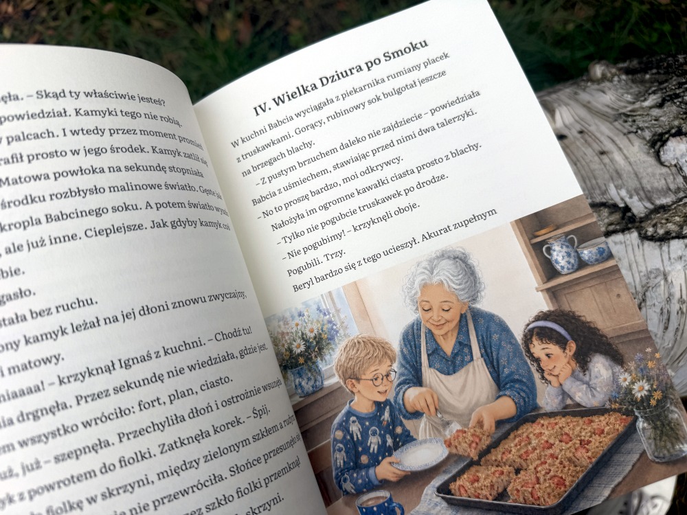 Rozdział czwarty w książce Przygoda w Karkonoszach z ilustracją babci częstującej dzieci domowym plackiem z truskawkami.