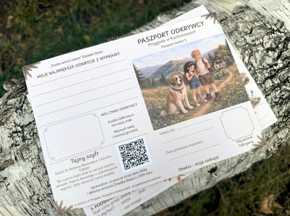 Karta Paszport Odkrywcy z zadaniami oraz ilustracją dzieci i psa na szlaku dołączona do Przygody w Karkonoszach.