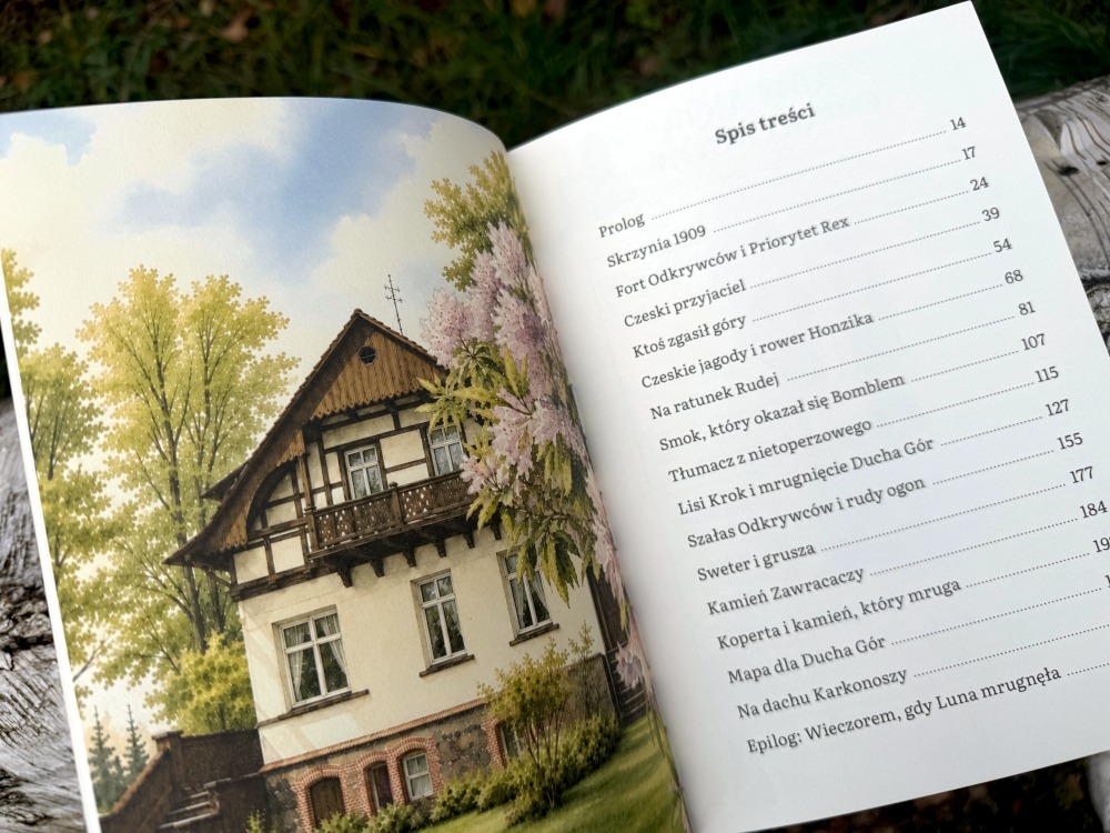 Spis treści w książce Przygoda w Karkonoszach obok malarskiej ilustracji zabytkowej, górskiej willi z pruskiego muru.