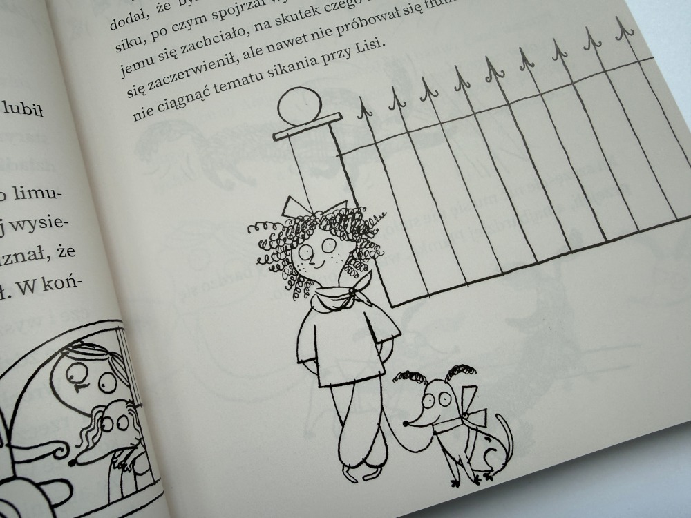 Rysunkowa ilustracja w książce Kto porwał psa pokazująca dziewczynkę z jamnikiem przy ogrodzeniu.