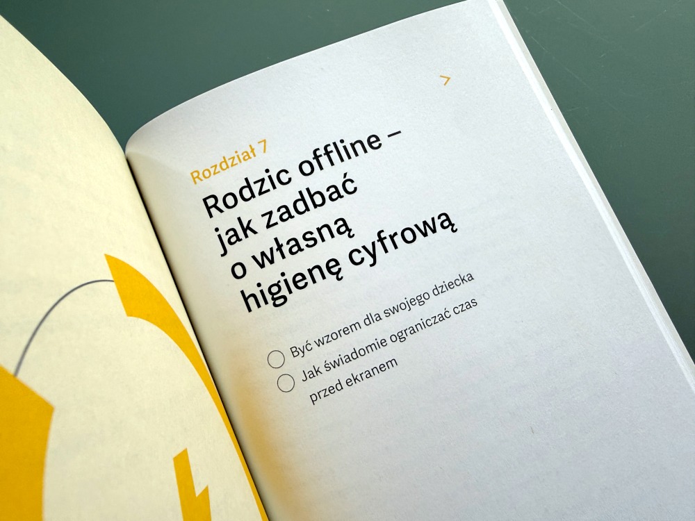 Strona otwierająca siódmy rozdział książki Maluch przed ekranem o higienie cyfrowej i byciu wzorem.