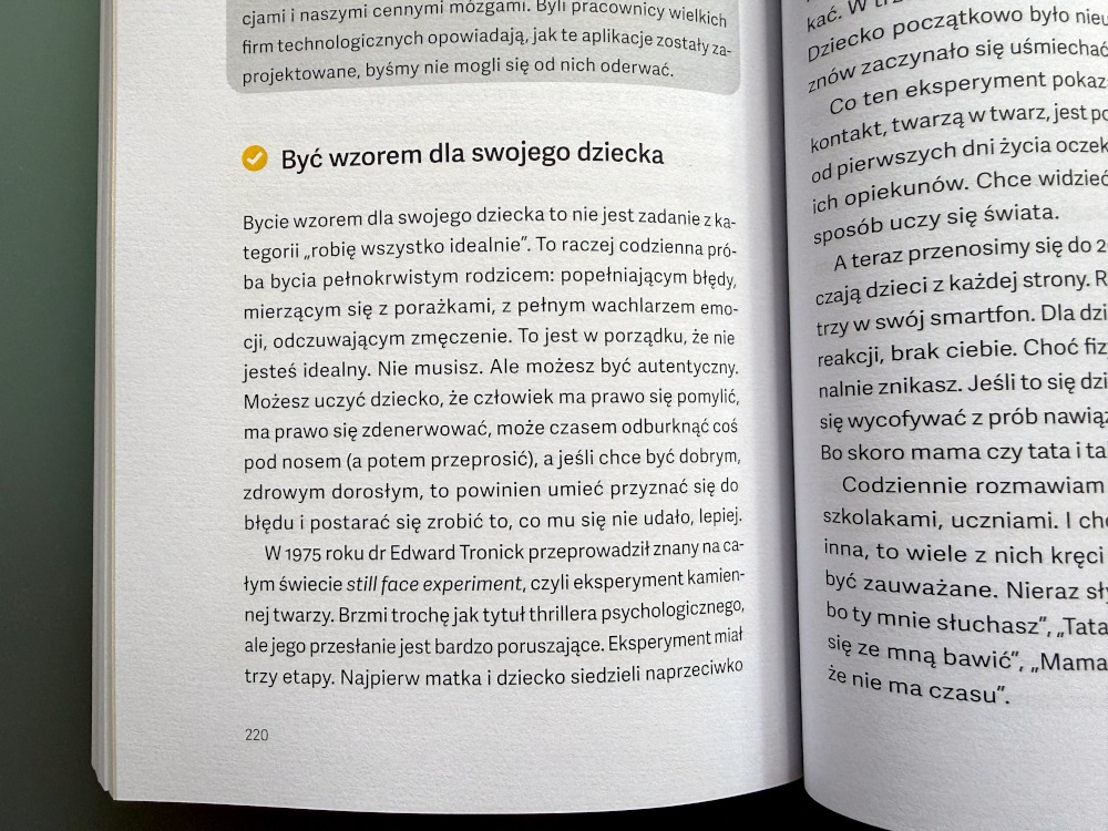Fragment siódmego rozdziału poradnika Maluch przed ekranem omówieniem tematu Być wzorem dla swojego dziecka.