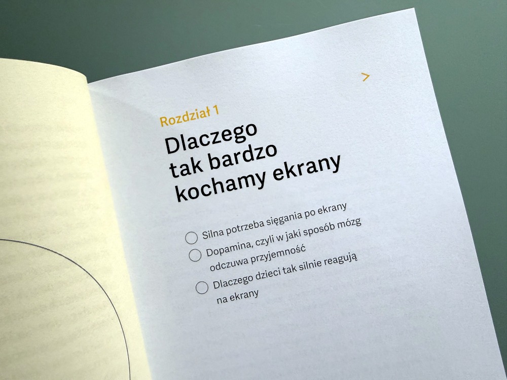 Strona pierwszego rozdziału książki Maluch przed ekranem zatytułowanego Dlaczego tak bardzo kochamy ekrany.
