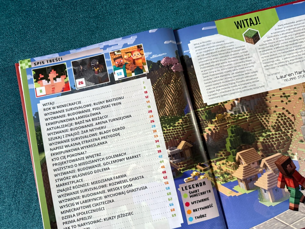 Otwarta książka Minecraft Rocznik 2027 prezentująca ilustrowany spis treści oraz wstęp