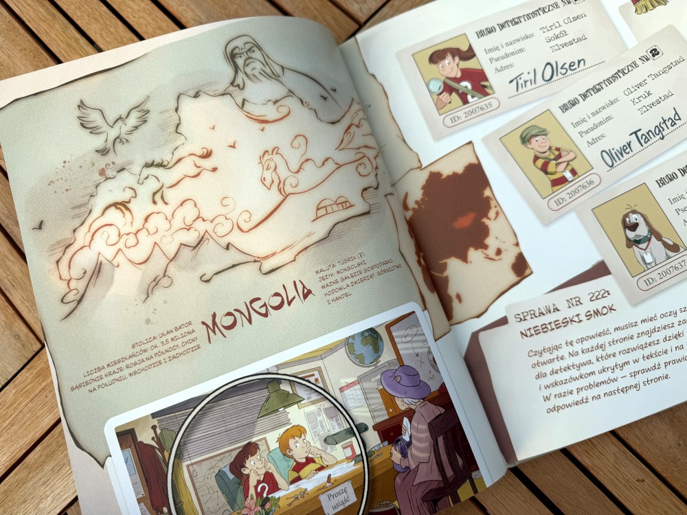 Mapa Mongolii oraz legitymacje detektywów Tiril i Olivera w książce Operacja Niebieski Smok.