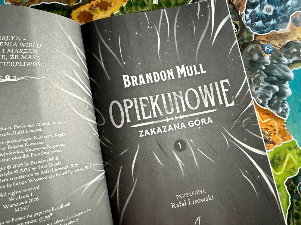 Strona tytułowa powieści Opiekunowie Zakazana Góra z nazwiskiem autora Brandona Mulla i danymi wydania