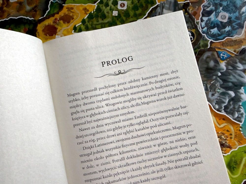 Otwarta książka Opiekunowie Zakazana Góra ukazująca początek tekstu i nagłówek prologu na stronie.