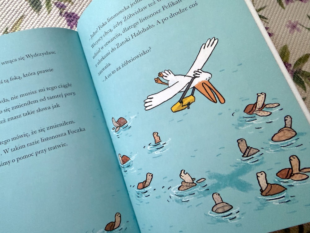 Ilustracja w książce Pozdrowienia z Zatoki Halohalo ukazująca pelikana lotnika lecącego nad fokami w wodzie.