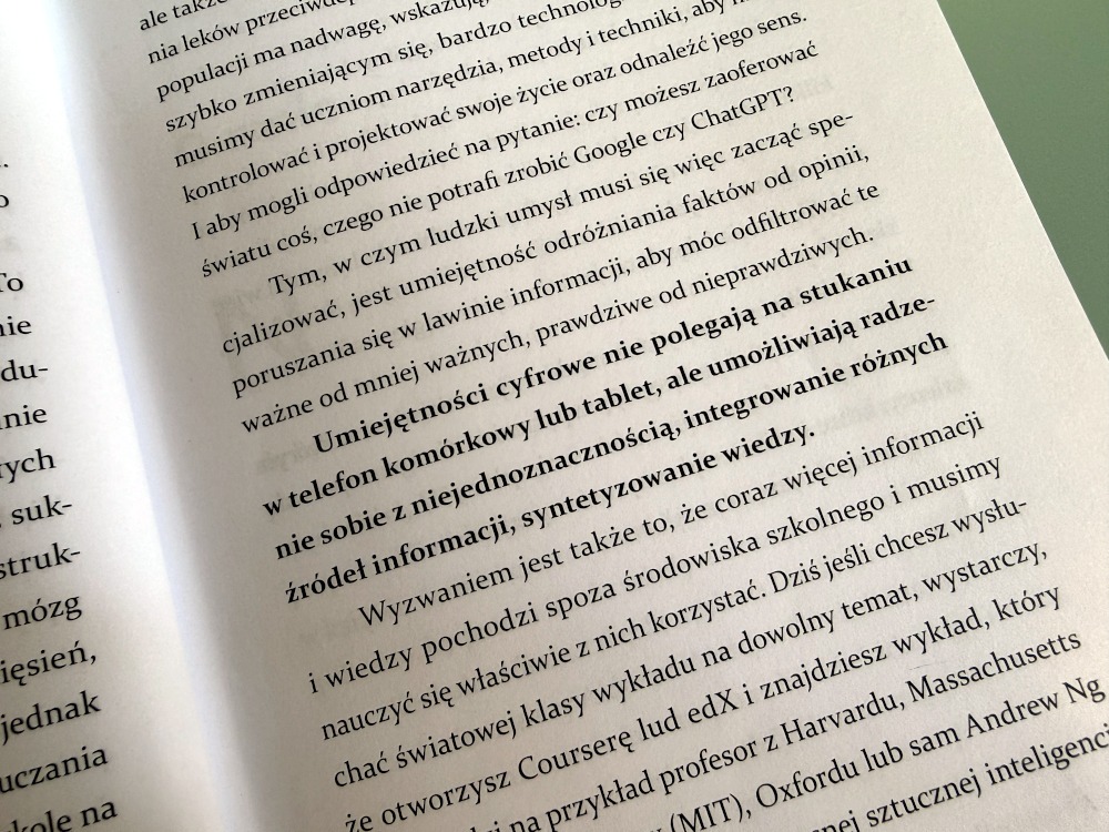 Fragment tekstu publikacji Szkoła w czasach AI poruszający temat umiejętności cyfrowych i ChatGPT.