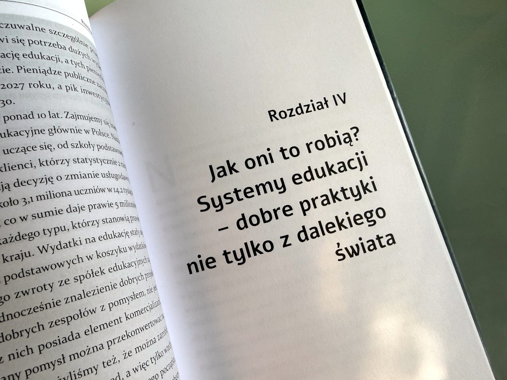 Strona czwartego rozdziału książki Szkoła w czasach AI prezentująca dobre praktyki i systemy edukacji.