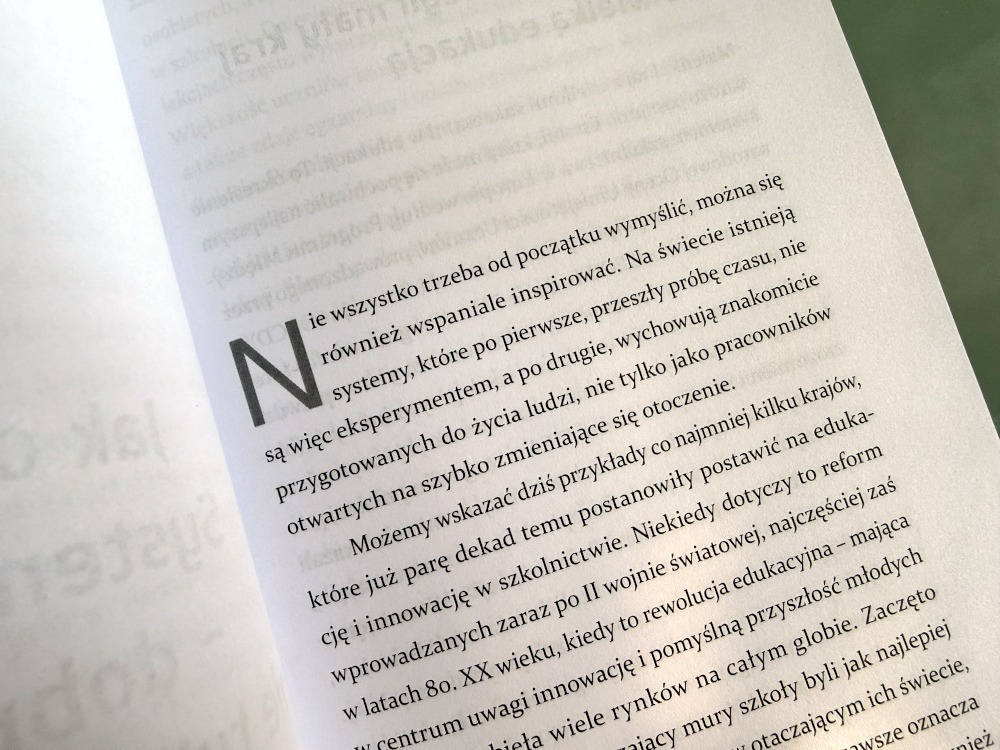 Fragment tekstu w książce Szkoła w czasach AI o historycznych reformach i innowacjach w szkolnictwie.
