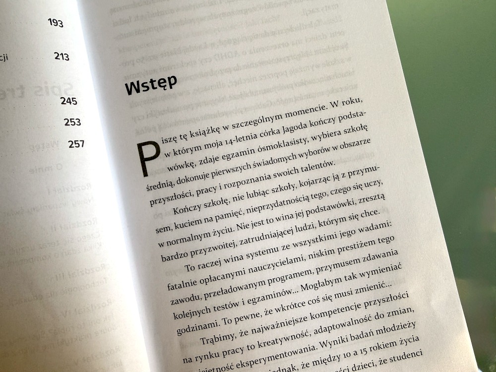 Strona tytułowa wstępu do książki Szkoła w czasach AI omawiająca wybory edukacyjne i wyzwania młodzieży.