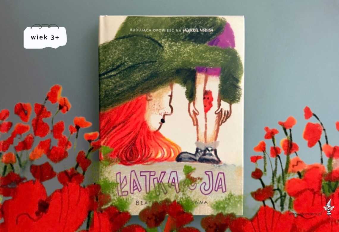 Okładka książki Łatka i ja Beatrice Alemagna leży wśród czerwonych kwiatów, wiek 3 plus.
